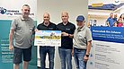 Gruppenfoto bei der Übergabe eines Spendenscheck in Höhe von 3.000 € an die Dehrner Krebsnothilfe e.V.