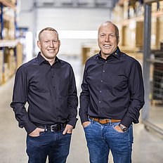 Die Geschäftsführer Jonas Horn und Reinhard Horn (v.l.) im Firmen-Lager.