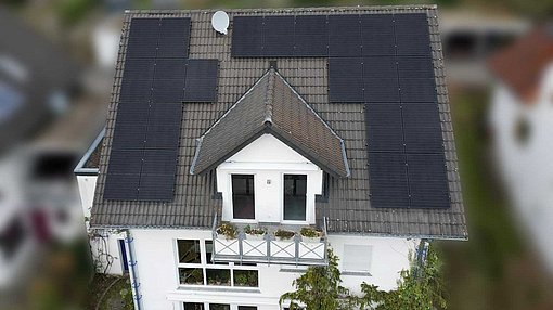 Photovoltaikanlage auf einem Einfamilienhausdach in Idstein