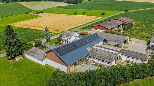 Aufnahme des landwirtschaftlichen Betriebes „Hof goldner Hain“ von oben, eine Dachfläche ist mit Modulen belegt