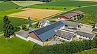 Aufnahme des landwirtschaftlichen Betriebes „Hof goldner Hain“ von oben, eine Dachfläche ist mit Modulen belegt