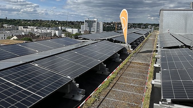 Solaranlage auf dem Dach der SOKA-BAU in Wiesbaden.