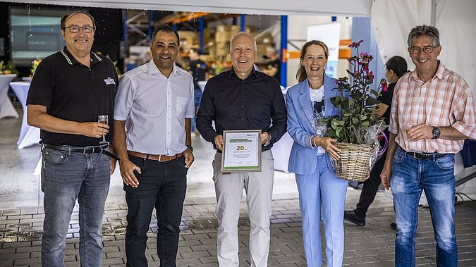 Gruppenfoto mit Urkunde auf der Jubiläumsfeier von enatek in Hadamar