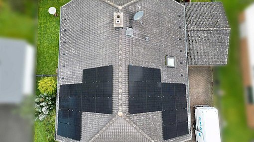 Photovoltaikanlage auf einem Einfamilienhausdach in Hünstetten-Strinz-Trinitatis