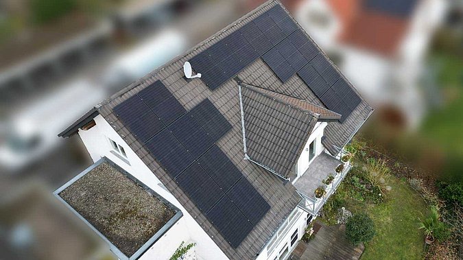 Photovoltaikanlage auf einem Einfamilienhausdach in Idstein