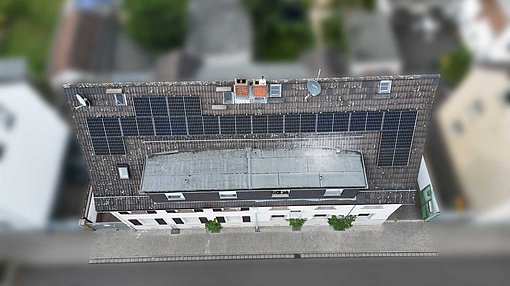Photovoltaikanlage auf einem Mehrfamilienhausdach in Flörsheim