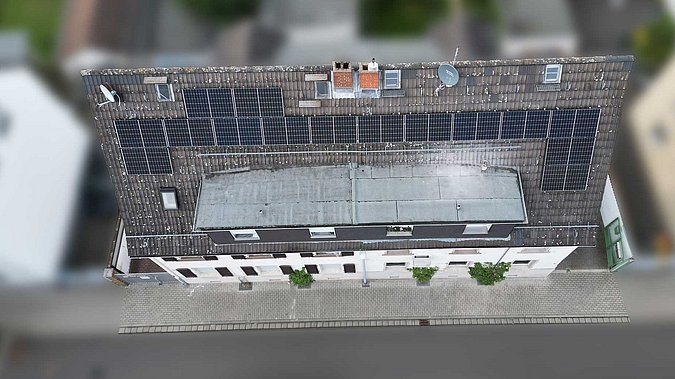 Photovoltaikanlage auf einem Mehrfamilienhausdach in Flörsheim