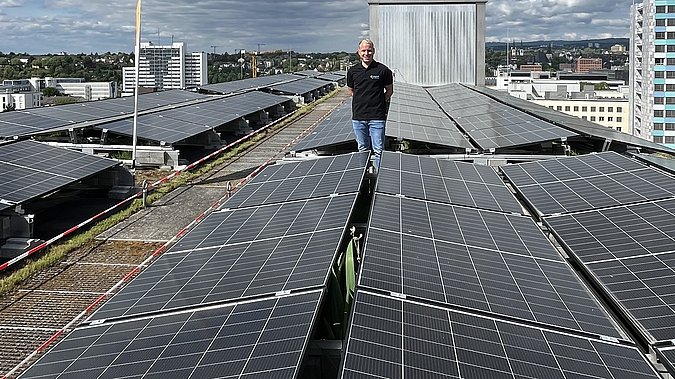 Solaranlage auf dem Dach der SOKA-BAU in Wiesbaden.