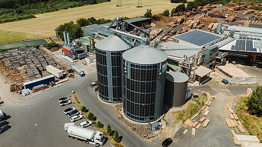Solarmodule an Silos bei Mann Naturenergie