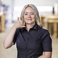 Karin Nuss, Ansprechpartnerin im Vertrieb, formt mit ihren Händen ein Herz