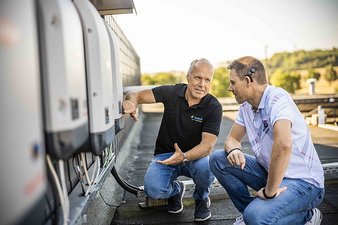 ENATEK bei der Einrichtung eines Wechselrichters für eine Photovoltaik-Anlage