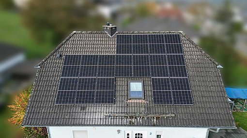 Photovoltaikanlage auf einem Einfamilienhausdach in Berzahn