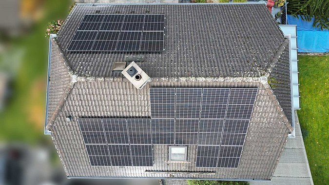 Photovoltaikanlage auf einem Einfamilienhausdach in Berzahn