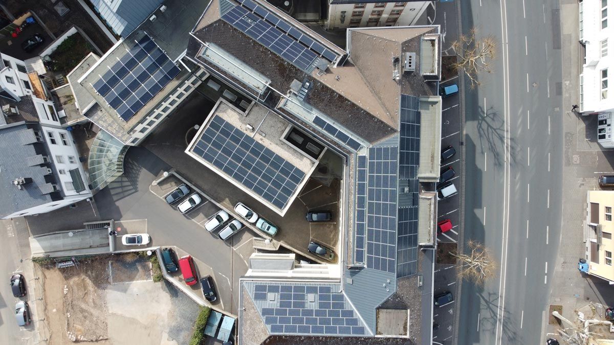 Neue Photovoltaikanlage auf dem Dach der Kreissparkasse Limburg