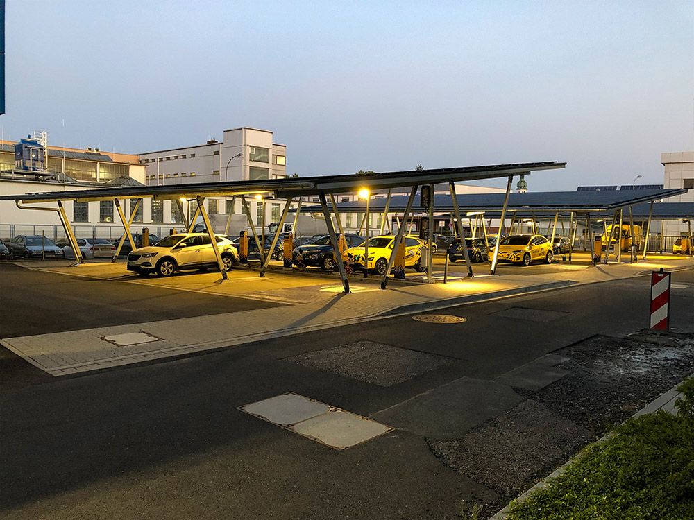 Über 400 Panels auf den Carport-Dächern der MAINGAU Energie